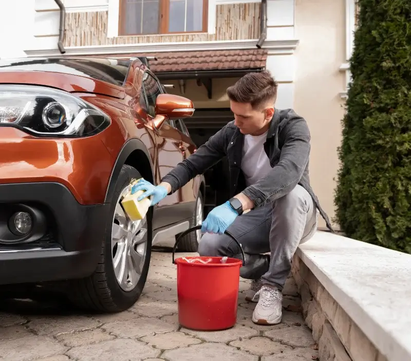 Lavage auto à domicile Russ : professionnel intervenant sur un véhicule